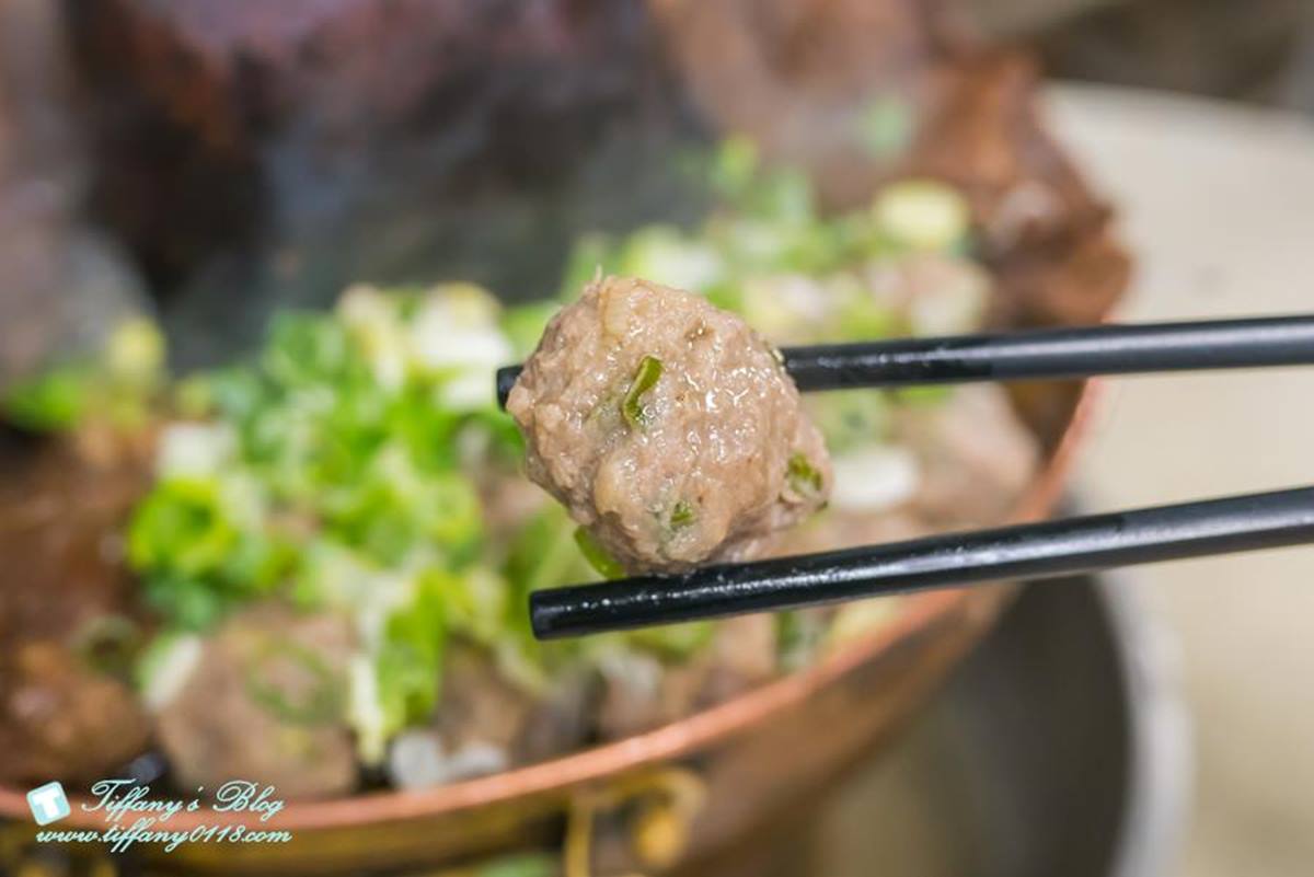 牛肉丸混合著蔥花製成，肉香與蔥香交織超好吃！（圖／小佳的幻想世界提供）