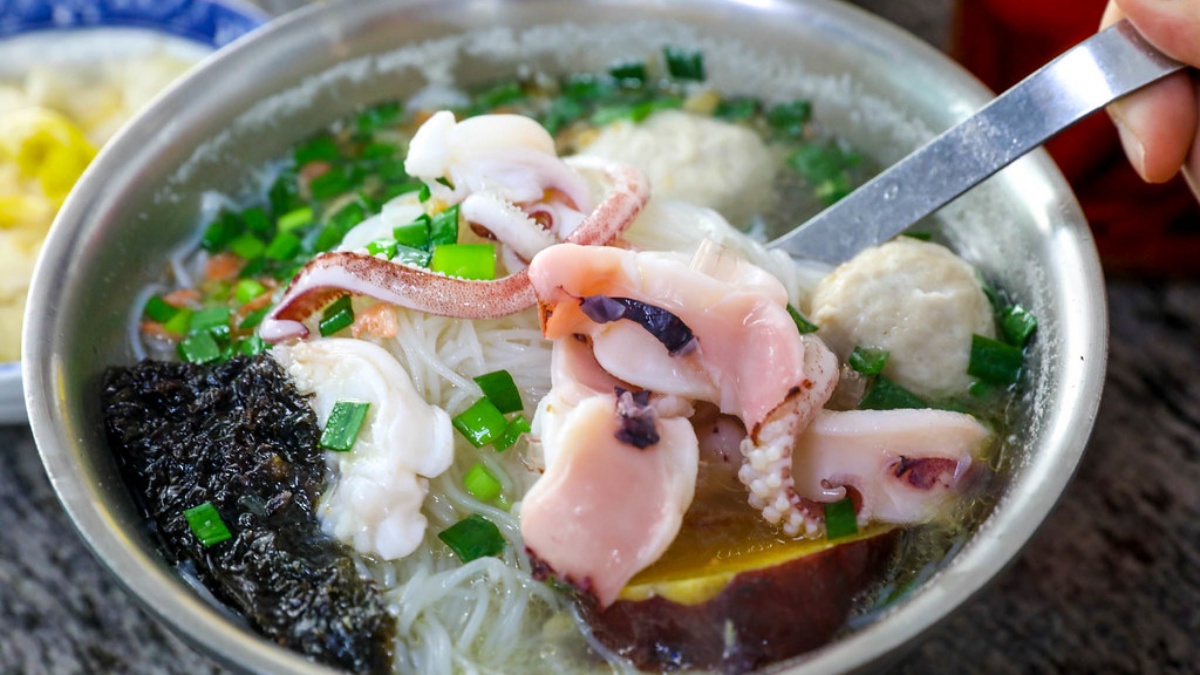 小卷米粉用量相當澎派,食材配色也好看,還加了地瓜很特別。(圖/陳小可的吃喝玩樂)