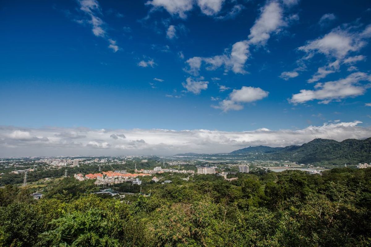 坐擁石門水庫壯麗美景及龍潭、大溪街景,步道也平緩好走。(圖/翻攝自桃園觀光導覽網)