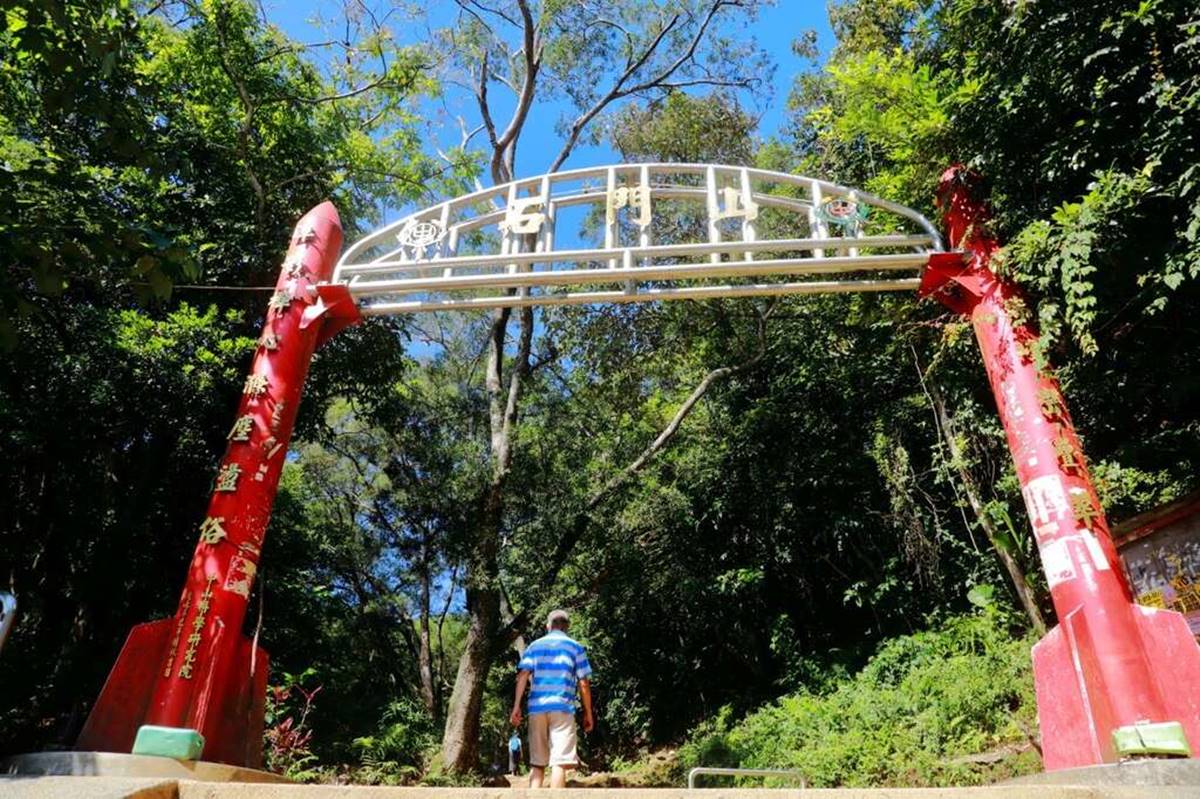 同時也移除了登山口原有的紅色大型牌樓,還給大自然最原始的生態環境。(圖/翻攝自桃園觀光導覽網)
