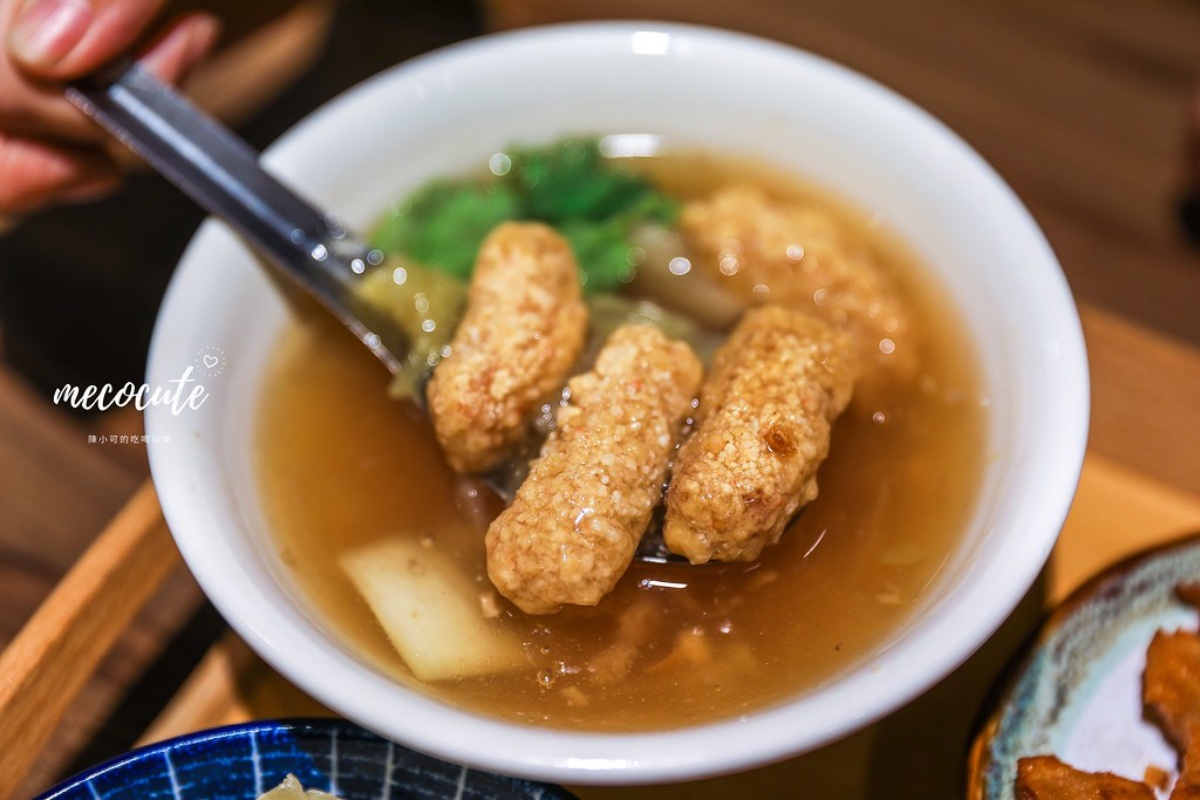 土魠魚羹帶有一些蒜泥風味,肉質細緻,湯頭甜味自然。(圖/陳小可的吃喝玩樂提供)
