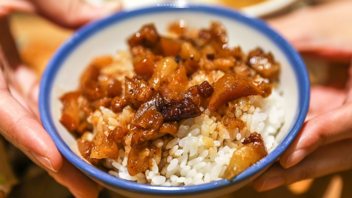 古早碗裝著滷肉飯,粒粒分明的白飯,滷汁透亮晶瑩剔透。(圖/陳小可的吃喝玩樂提供)