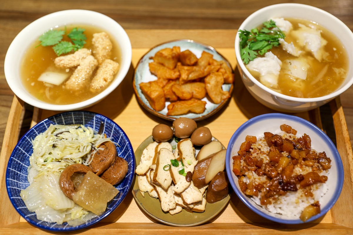 木盤加上有質感的碗和碟子盛著食物上桌,讓滷肉飯看起更可口。(圖/陳小可的吃喝玩樂提供)