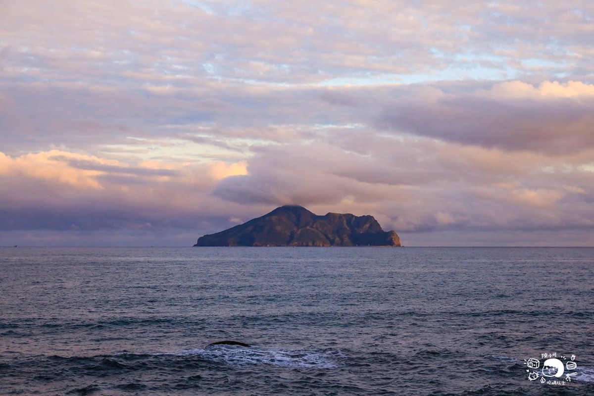 走進球場背景就是龜山島,可以一邊打籃球一邊欣賞海景。(圖/陳小可的吃喝玩樂)