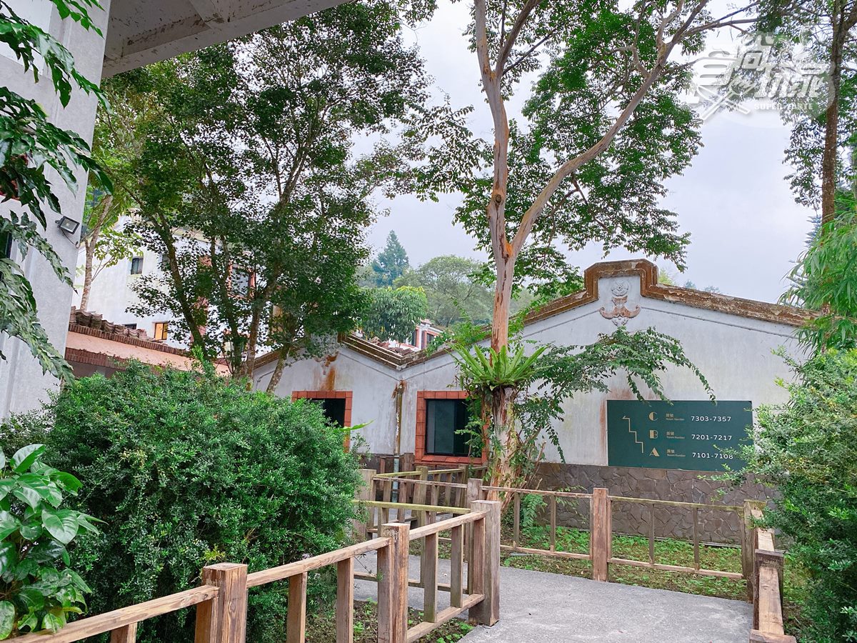 住進全台最美森林,被群木環繞閩式建築的外觀超特別。(圖/食尚玩家)