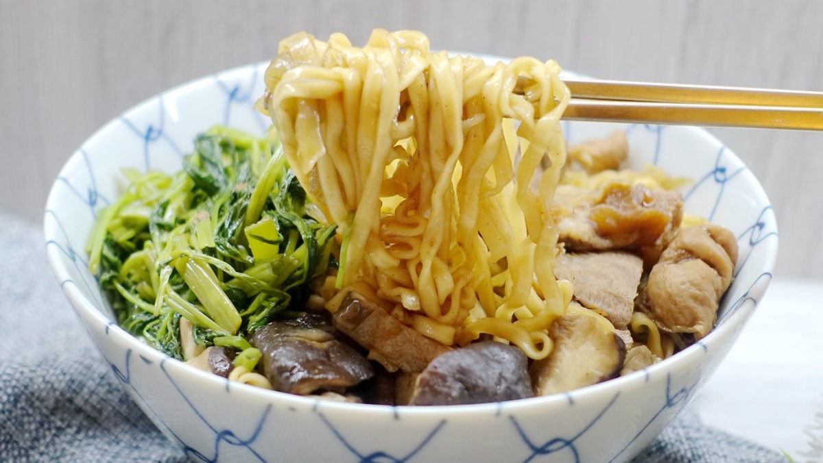 入味鹹香的蒸煮麵吃起來超唰嘴,而且還會送高麗菜。(圖/加小菲愛碎碎唸提供)