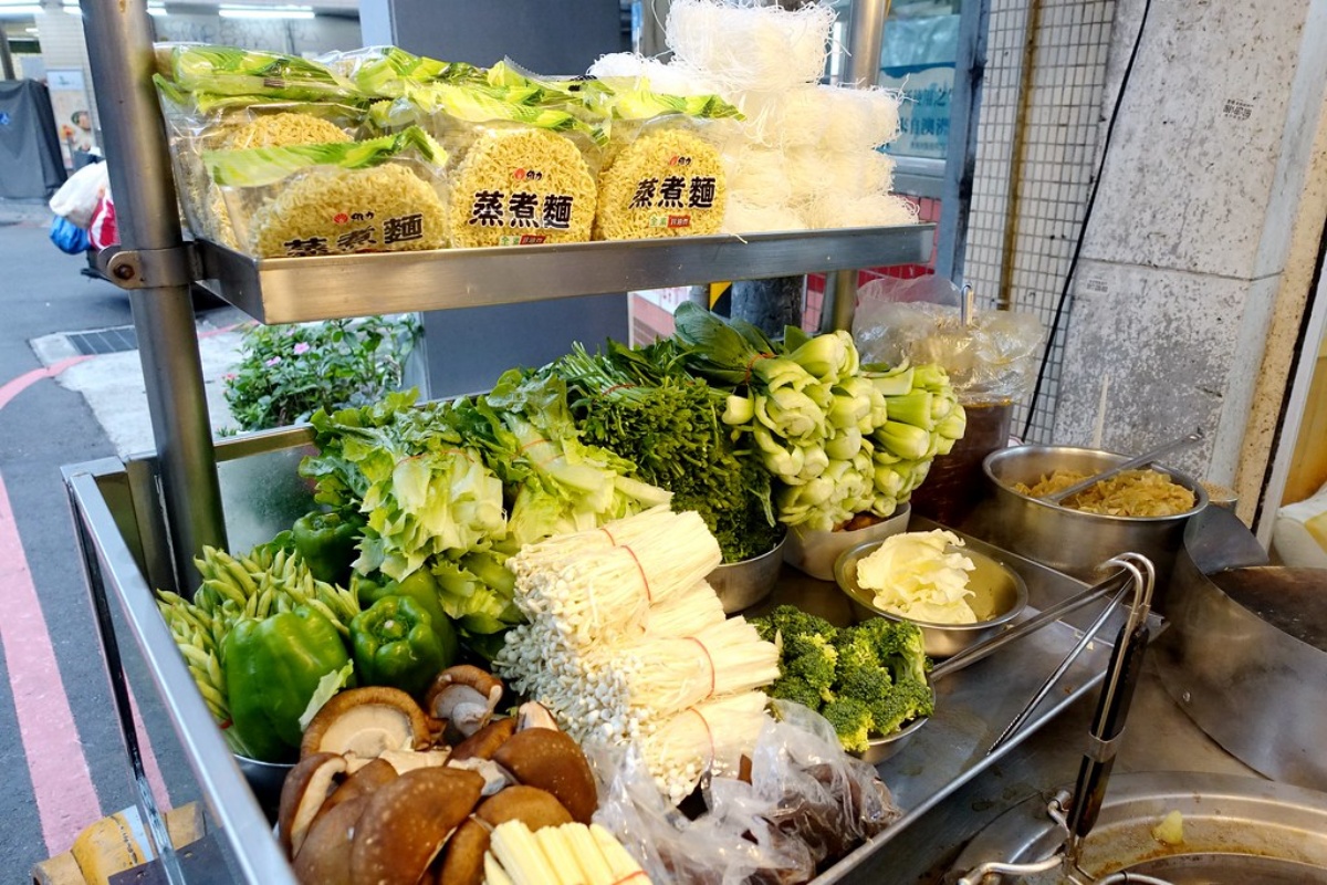 青菜種類也多,只要有點麵食,就會送高麗菜。(圖/加小菲愛碎碎唸提供)