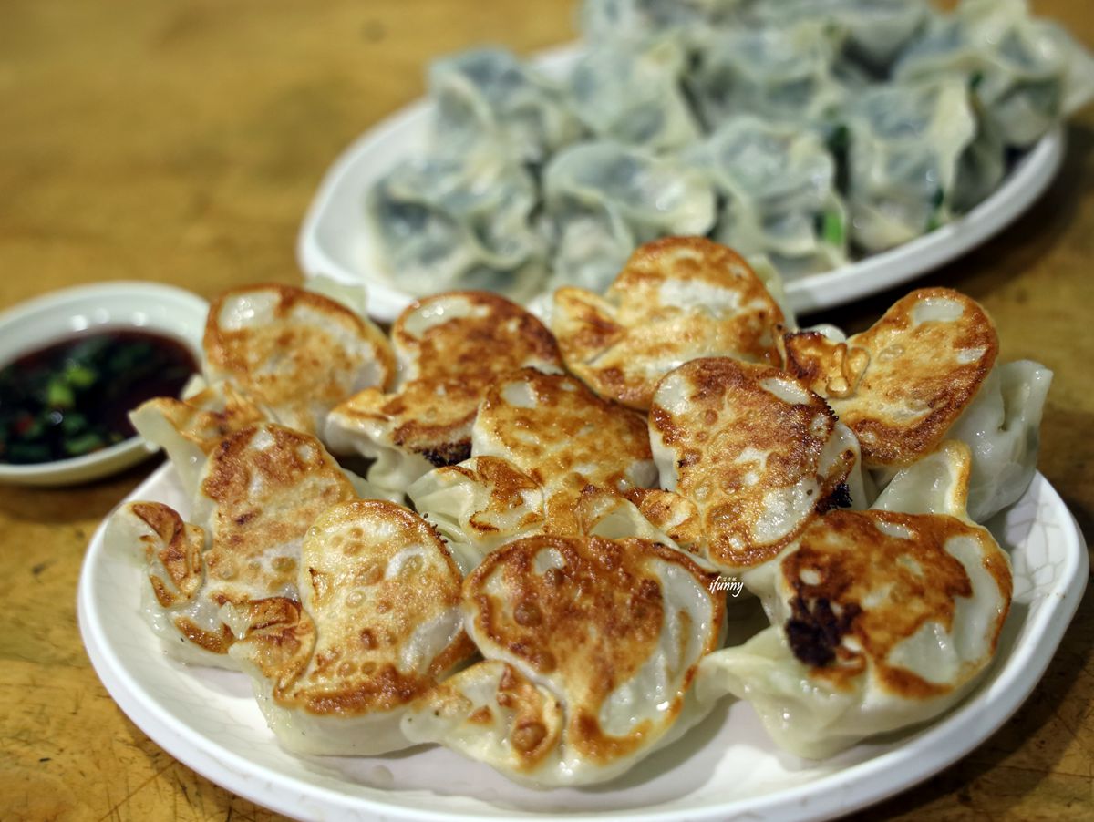 高麗菜口味的味道比韭菜稍淡一些，沾點辣醬汁更提味。（圖／ifunny 艾方妮的遊樂場）