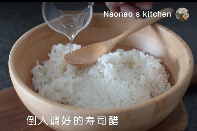 先將米飯與壽司醋拌勻。(圖/翻攝自小紅書@Naonao’s kitchen)