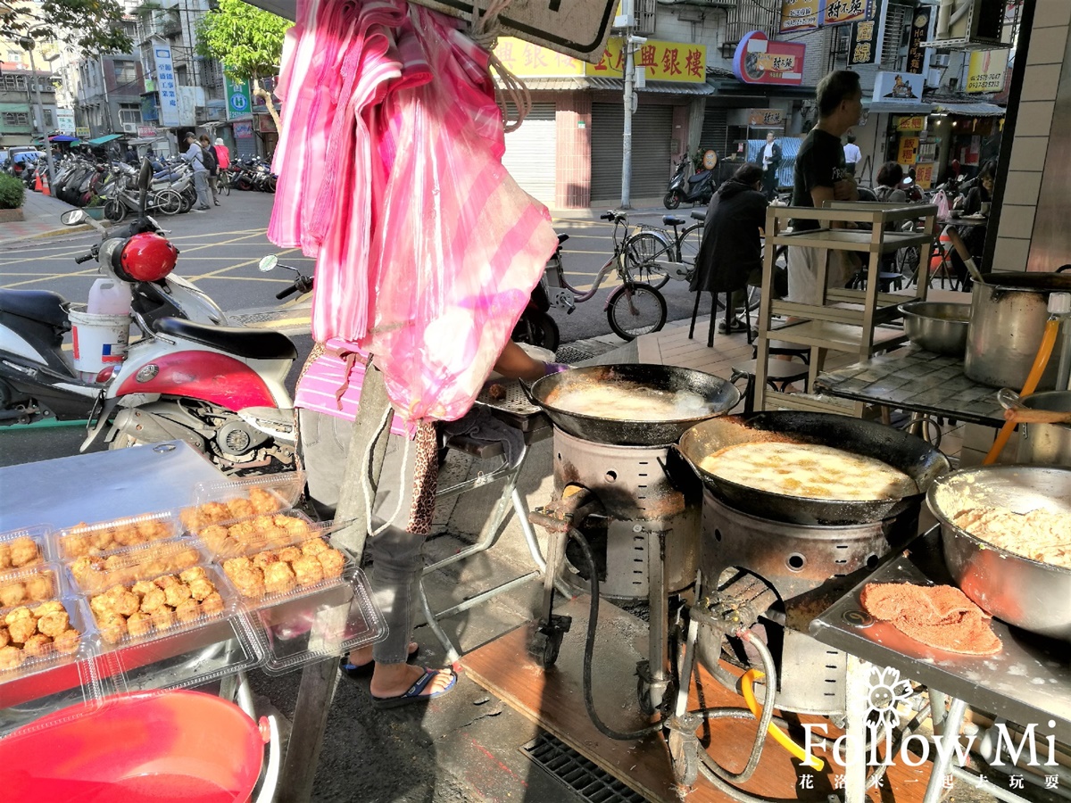 店家每天早上都是在這裡一直炸新鮮的獅子頭。(圖/花洛米一起去玩耍提供)
