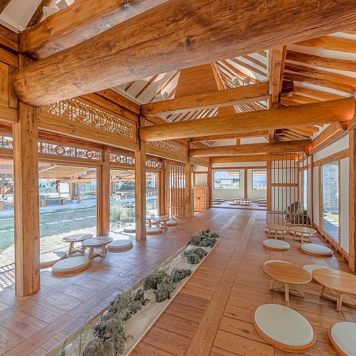 不僅原汁原味呈現古建築,展現優雅絕美樣貌,除了一般座位區,還有一處可體驗韓國坐式文化。(圖/翻攝自IG@starbuckskorea)