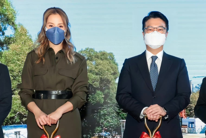 徐子淇、李嘉誠公開露面。(圖/翻攝微博)
