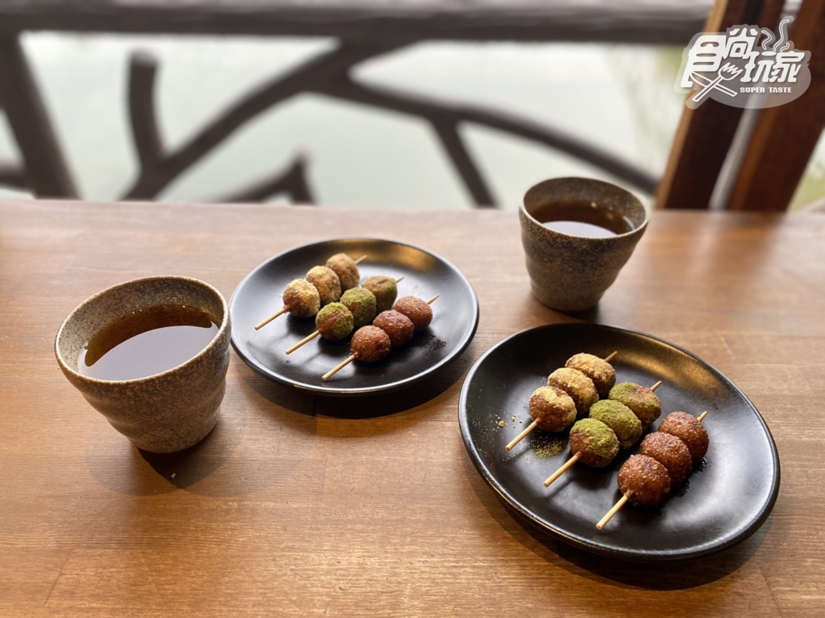 「炸吉備糰子」有醬油、抹茶、黃豆粉3種口味。（圖／食尚玩家）