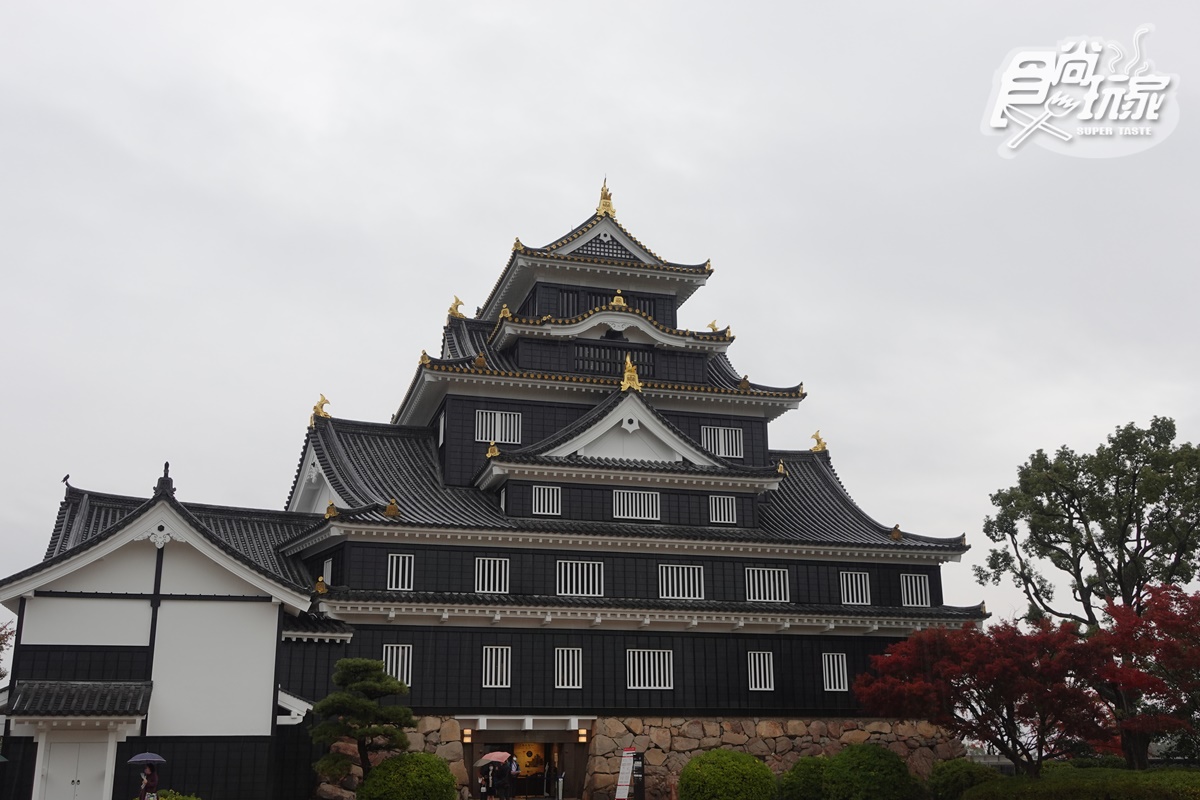 岡山城外以黑色為主視覺，相當吸睛。（圖／食尚玩家）