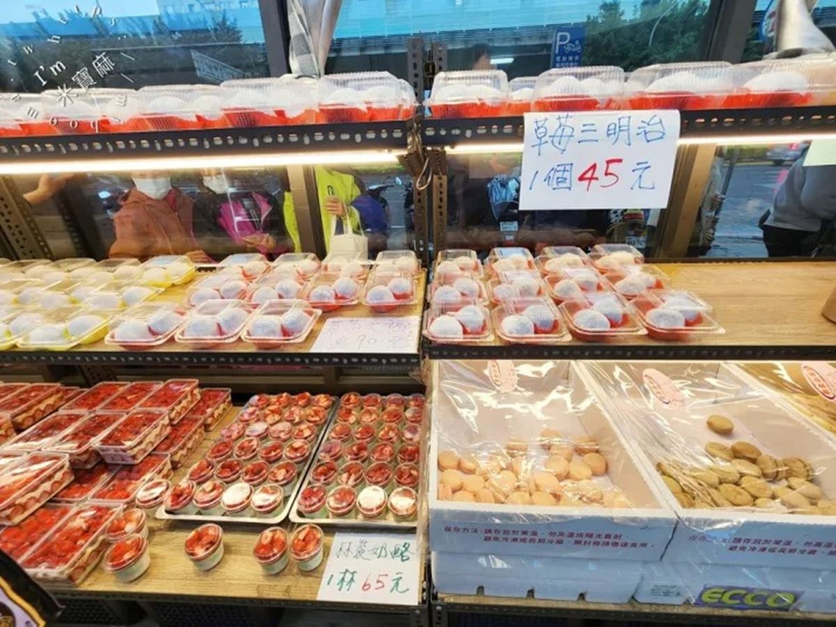 踏進店內就能看到淋榔滿目的草莓商品,價格及品項也在玻璃上寫得很清楚。(圖/米寶麻幸福滿載提供)