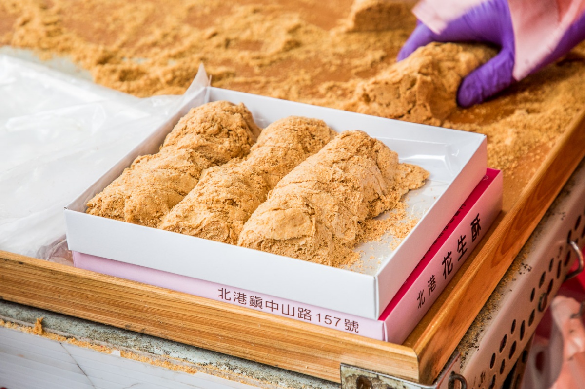 花生酥製作過程看來相當療癒，花生香氣真是濃到一個不行！（圖／大手牽小手玩樂趣提供）