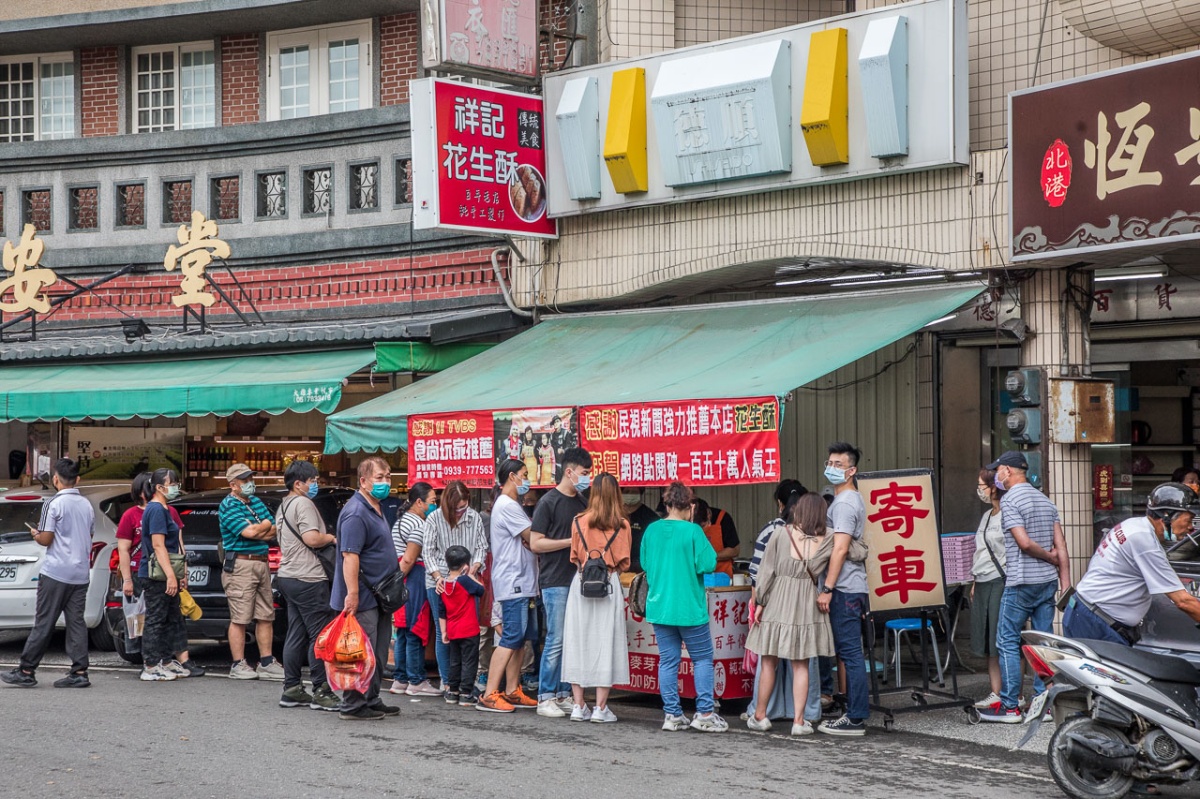 「祥記花生酥」攤位就在北港朝天宮的圓環旁。（圖／大手牽小手。玩樂趣提供）