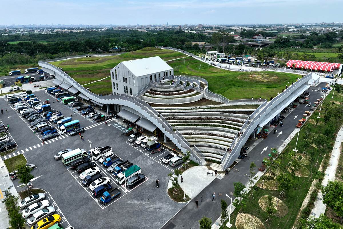 新化果菜市場被譽為「全台最美菜市場」,剛開幕就隨即成為最具話題性的觀光型果菜市場。(圖/台南市政府提供)