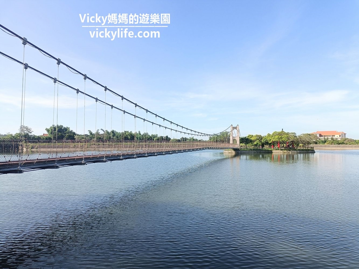走在虎月吊橋上,可將虎頭埤風光一覽無遺。(圖/Vicky媽媽的遊樂園提供)