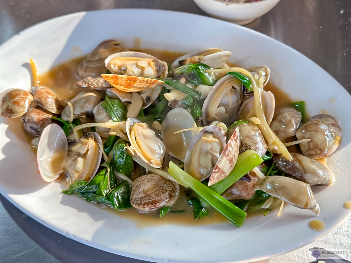 炒海瓜子鹹香十足,吃起來很下飯。(圖/靜兒貪吃遊玩愛分享提供)