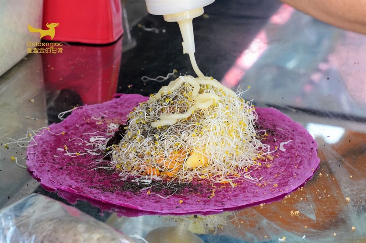 最後還會灑上香氣十足的芝麻粉，並淋上美乃滋來增添香甜風味。（圖／狐狸金的日常提供）