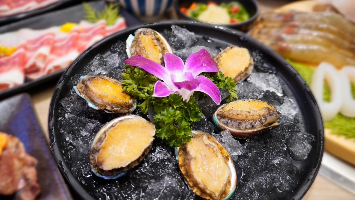 涮樂和牛大方送九孔鮑魚。(圖/涮樂和牛提供)
