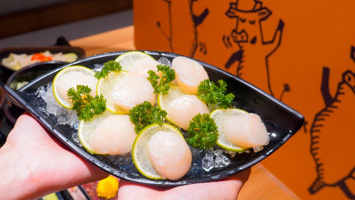 燒肉ChaCha贈送壽星北海道生食級干貝。(圖/燒肉ChaCha提供)