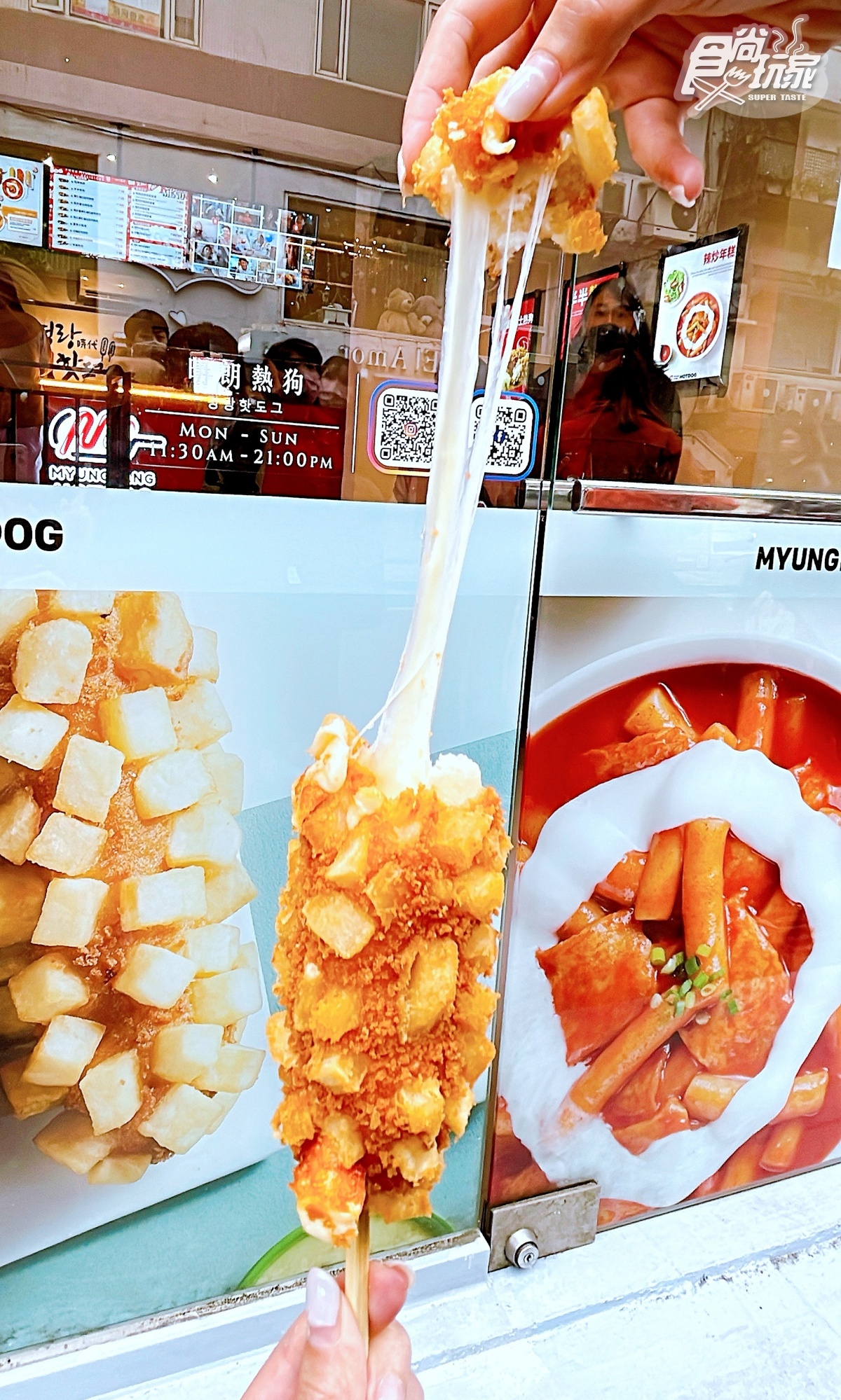 最邪惡牽絲組合「馬鈴薯莫札瑞拉起司熱狗」。(圖/食尚玩家)