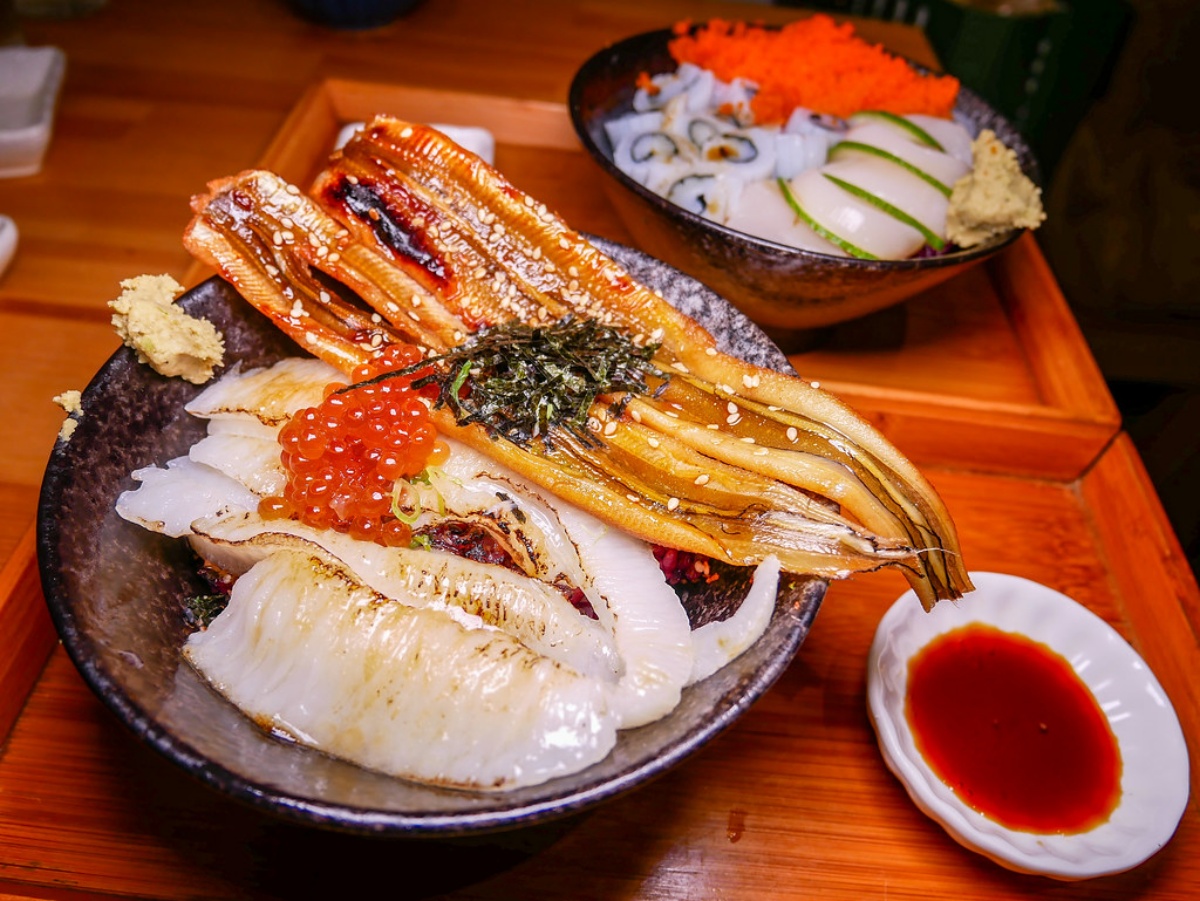 「比目魚穴子丼」,穴子指的就是星鰻,給得相當大份,是很霸氣的一碗。(圖/鄉民食堂提供)