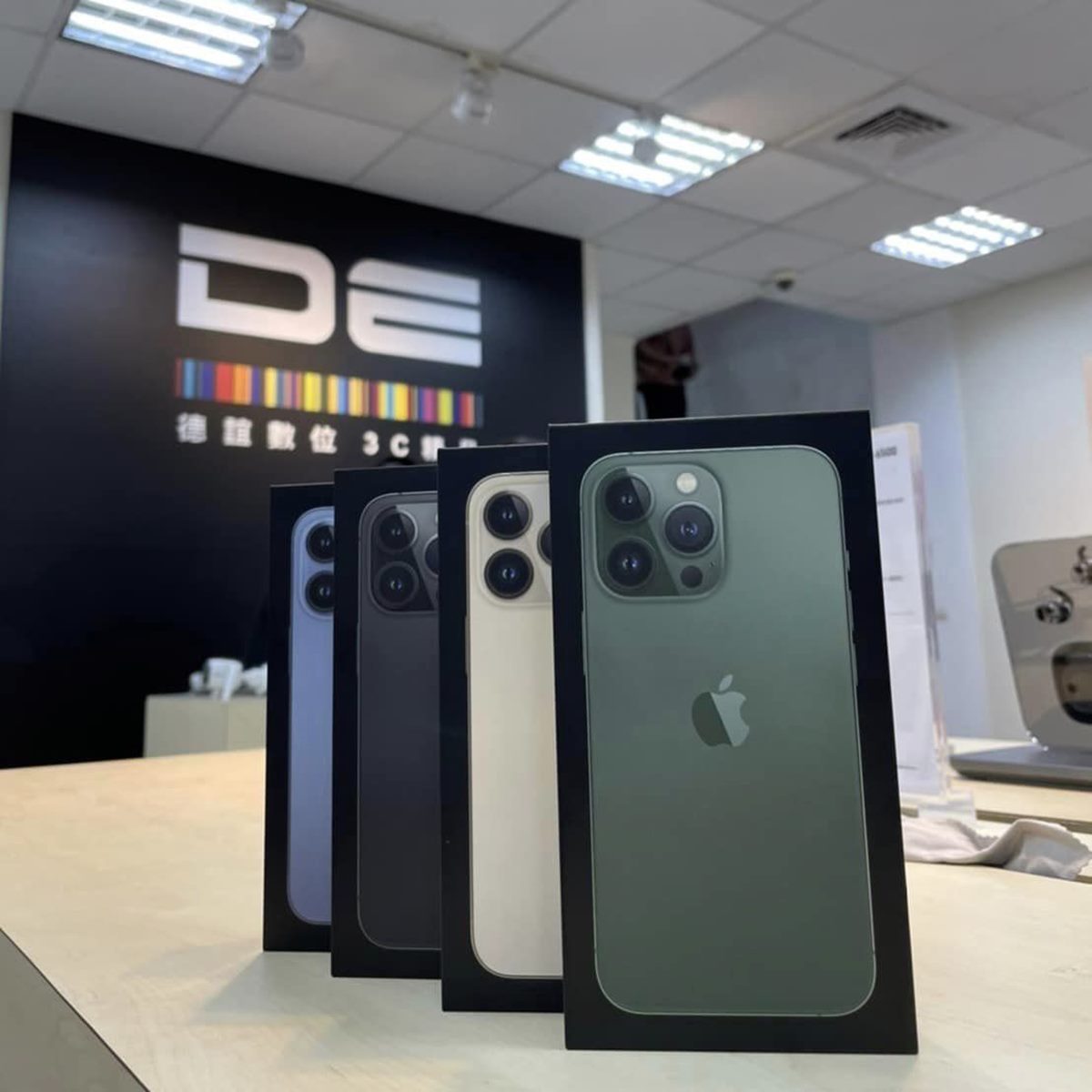 iPhone換電池最低只要990元。(圖/德誼數位提供)
