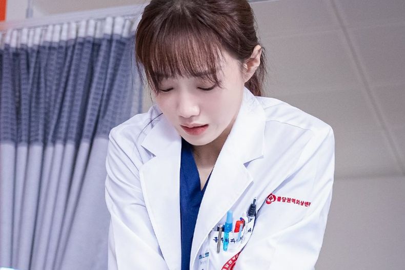 李聖經在《浪漫醫師金師傅》劇中不輕言放棄。（圖／翻攝sbsdrama.official　IG）