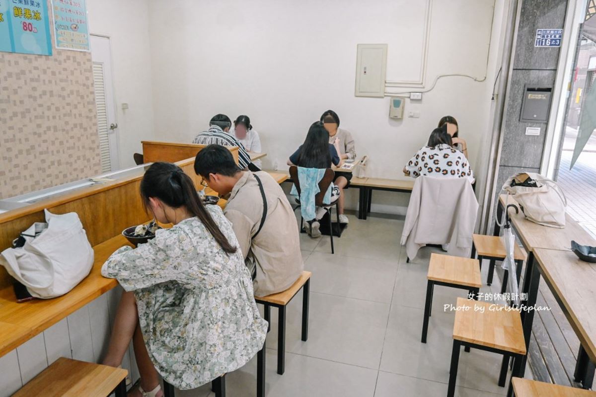 「戰豆冰」位在一中街的巷弄內，店面是走簡約清爽風格。（圖片來源：女子的休假計劃）