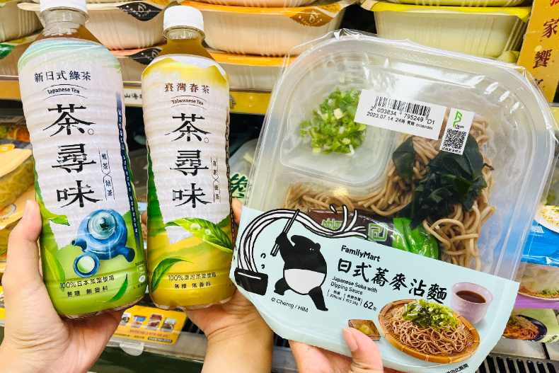 全家買涼麵加價送綠茶。（圖／業者提供）