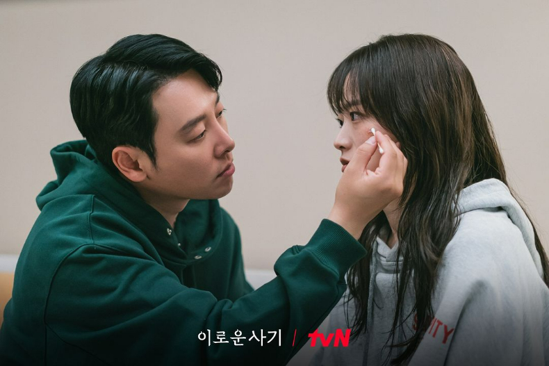 《有利的詐欺》劇照。(圖/翻攝tvn_drama IG)