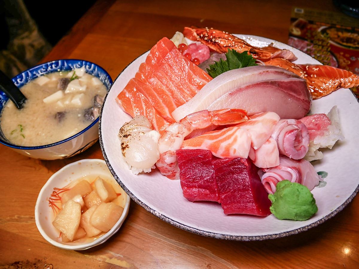 「豪華散壽司」有附醃蘿蔔小菜和味噌湯,吃完直接飽到天靈蓋!(圖/鄉民食堂提供)