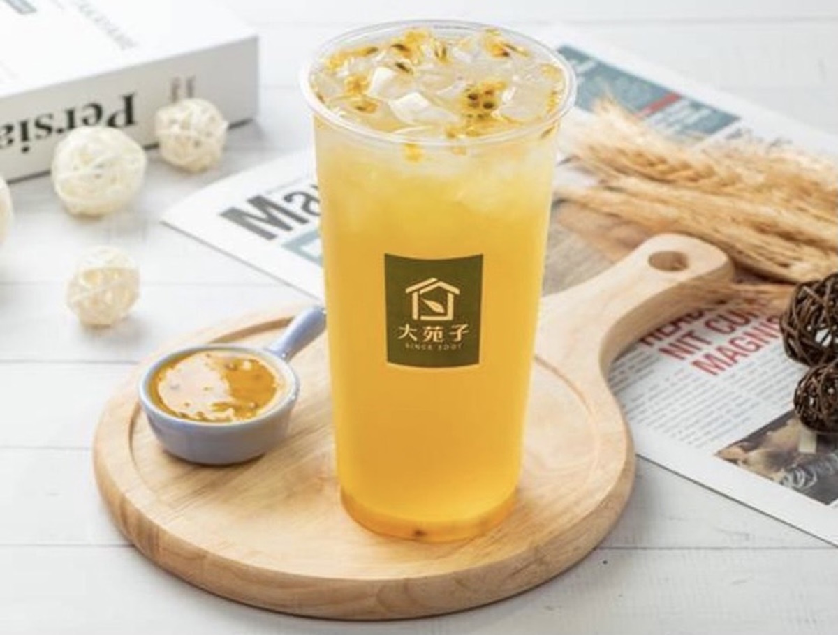 「鮮百香果綠」以新鮮百香果搭配回甘的茉莉綠茶，喝下去非常消暑。（圖／業者提供）