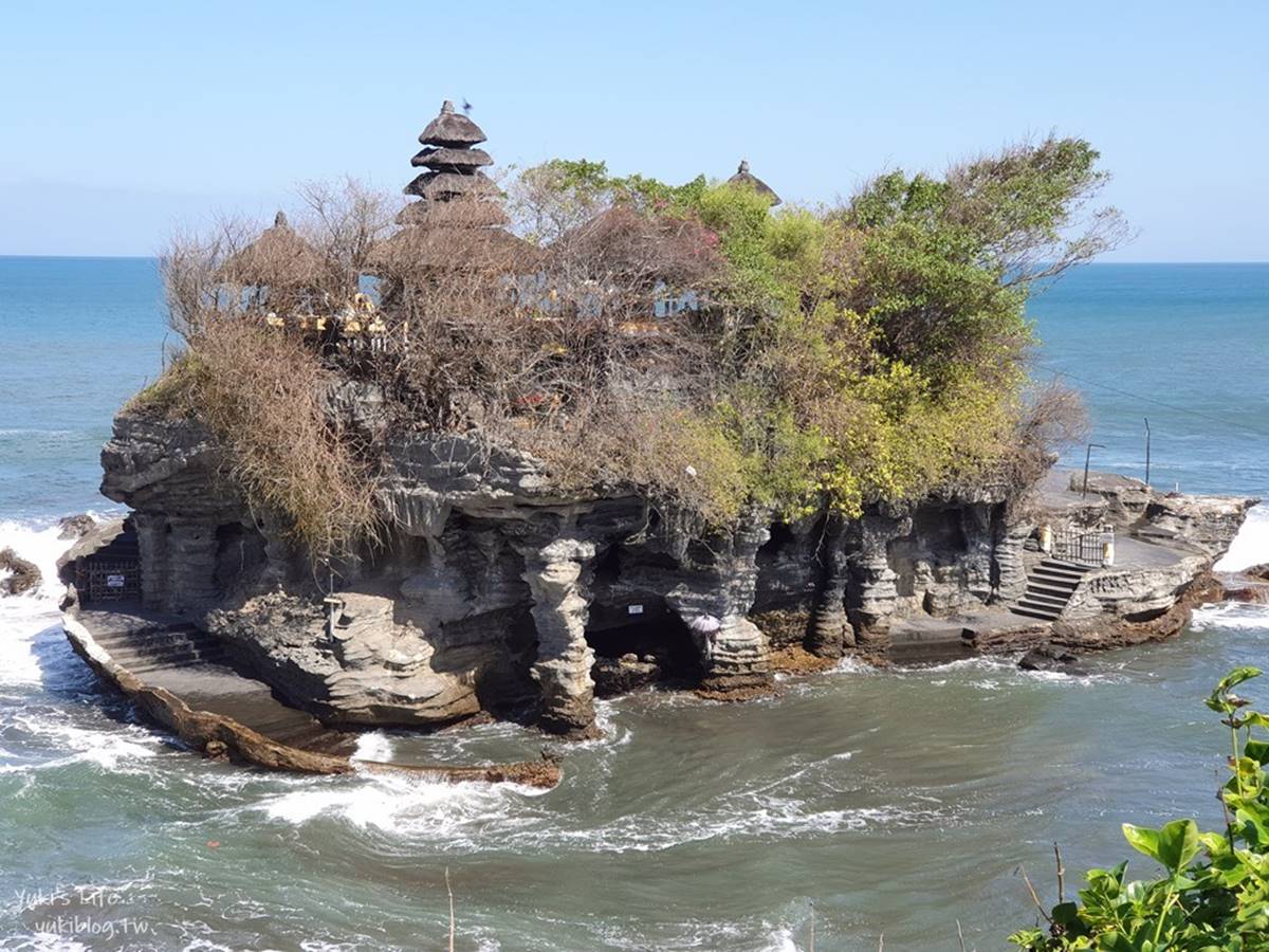 看似矗立在海中央、被海包圍著，神廟與海天連線的美景，殺光底片。（圖／YUKI'S LIFE提供）