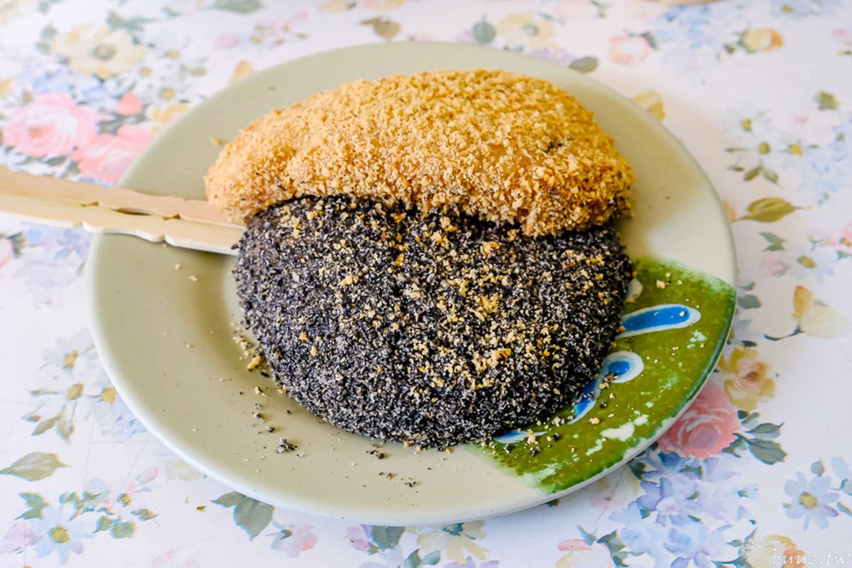 每份有2顆燒麻糬,有花生、芝麻、綜合口味。(圖/霸子。食樂拼圖提供)