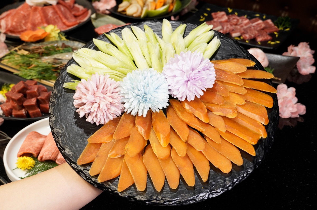哞哞屋和牛燒肉對中身分證、姓名，有機會享「雲林北港烏魚子」吃到飽。（圖／馬辣集團提供）