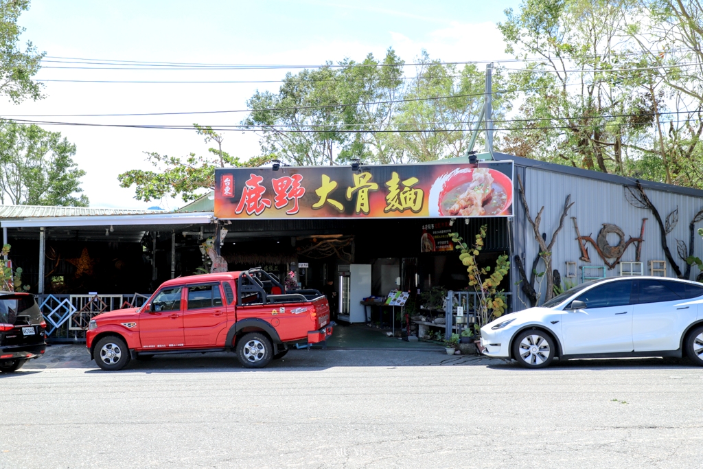 「鹿野大骨麵」外觀是鐵皮屋，距離鹿野火車站開車約3分鐘。（圖／妞妞幸福花園 提供）