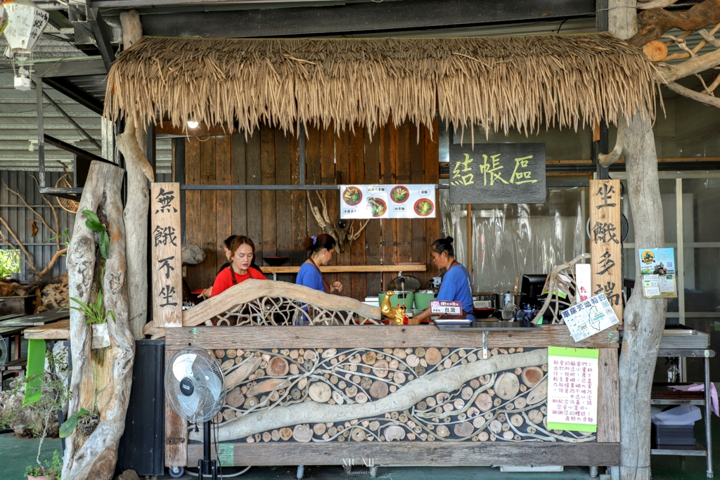 店內從點餐檯、牆上、座位區，通通都是老闆使用漂流木製成的裝置藝術作品。（圖／妞妞幸福花園 提供）