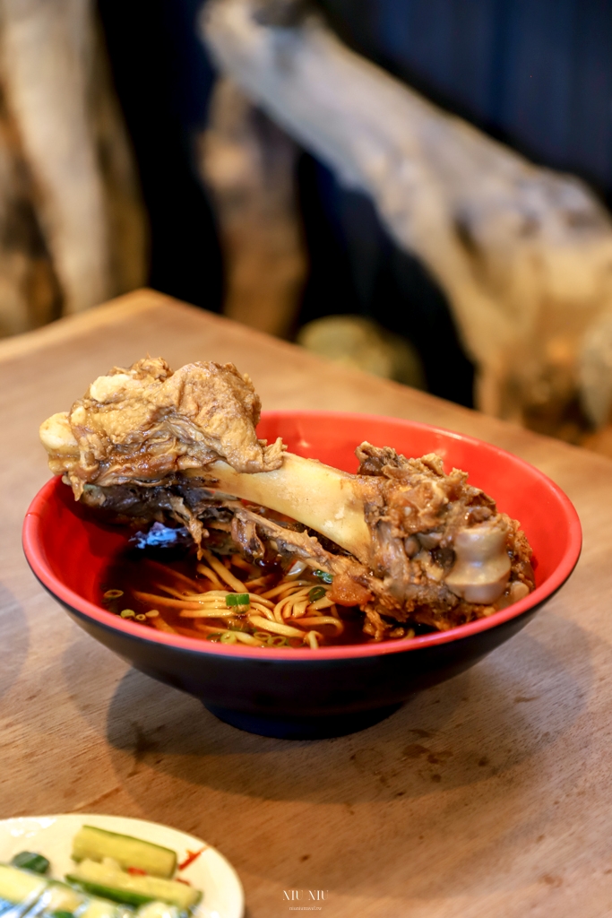 「大骨麵」（190元）幾乎是每桌必點，整個豬肉的膠質精華都在大骨上。（圖／妞妞幸福花園 提供）