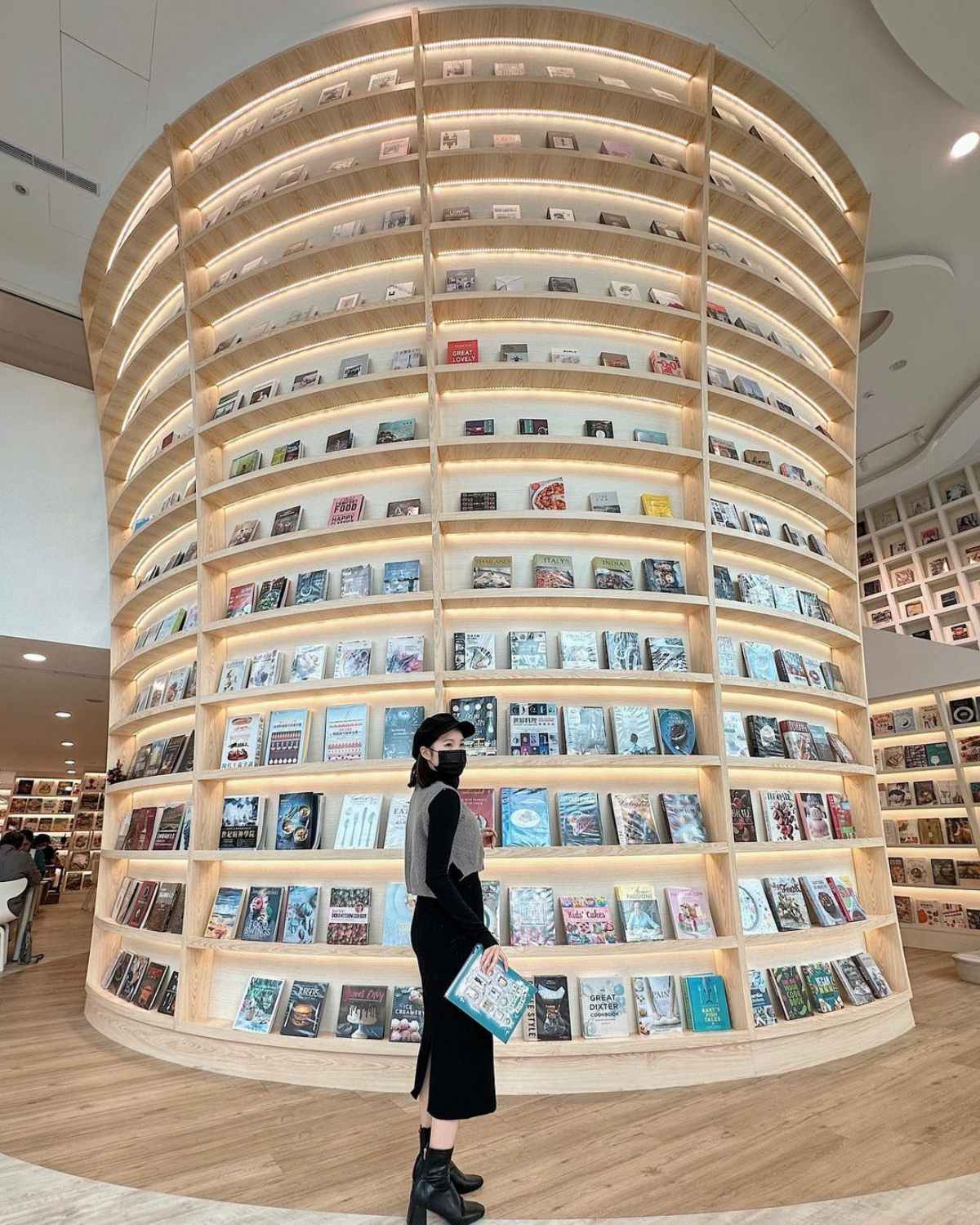 「益品書屋」門口的2層樓高書牆很壯觀，讓人有種進入「蔦屋書店」的錯覺。（圖／IG@peipei107提供）