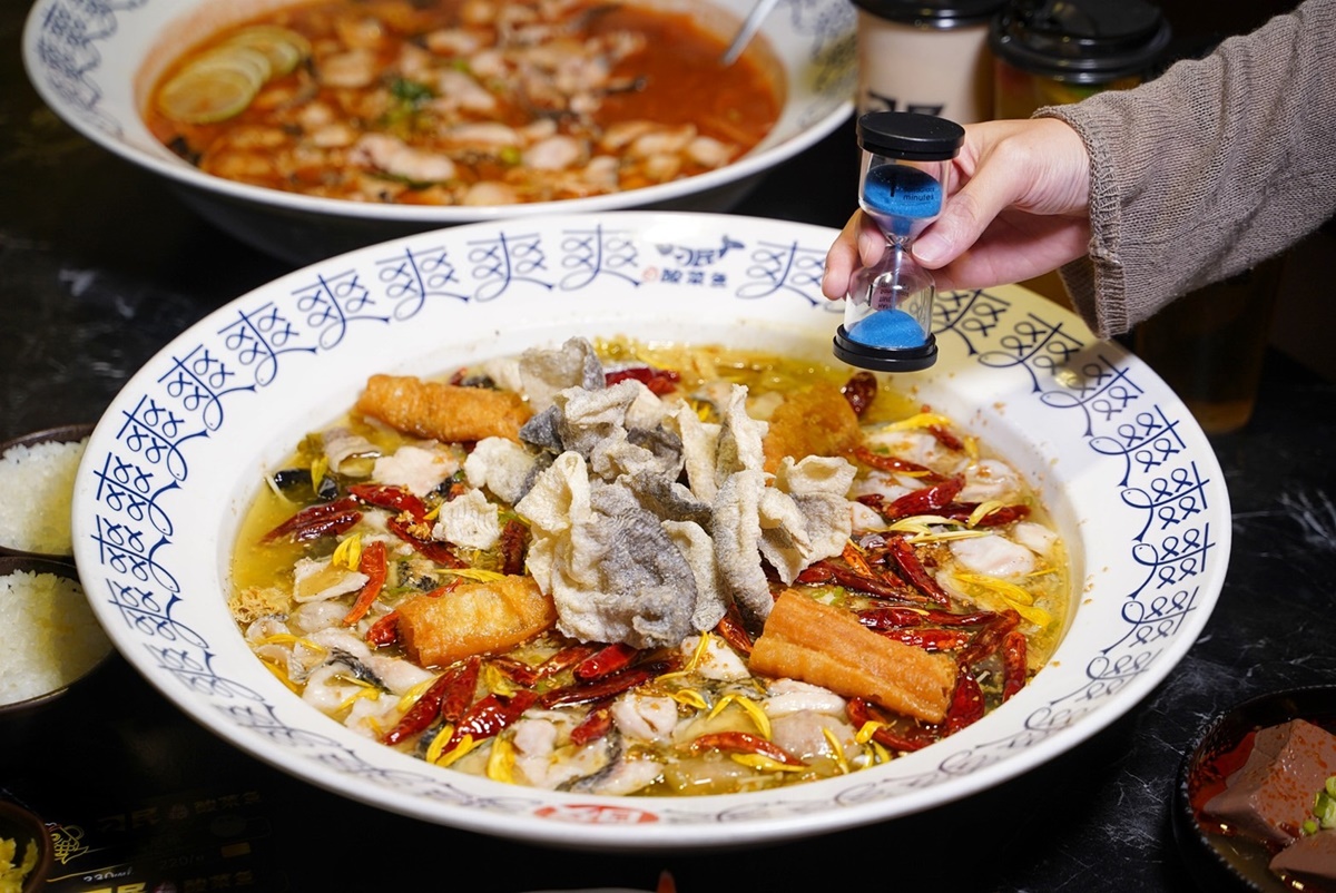 沙漏滴落完畢就可以把魚皮夾出享用。（圖／阿華田的美食日記提供）