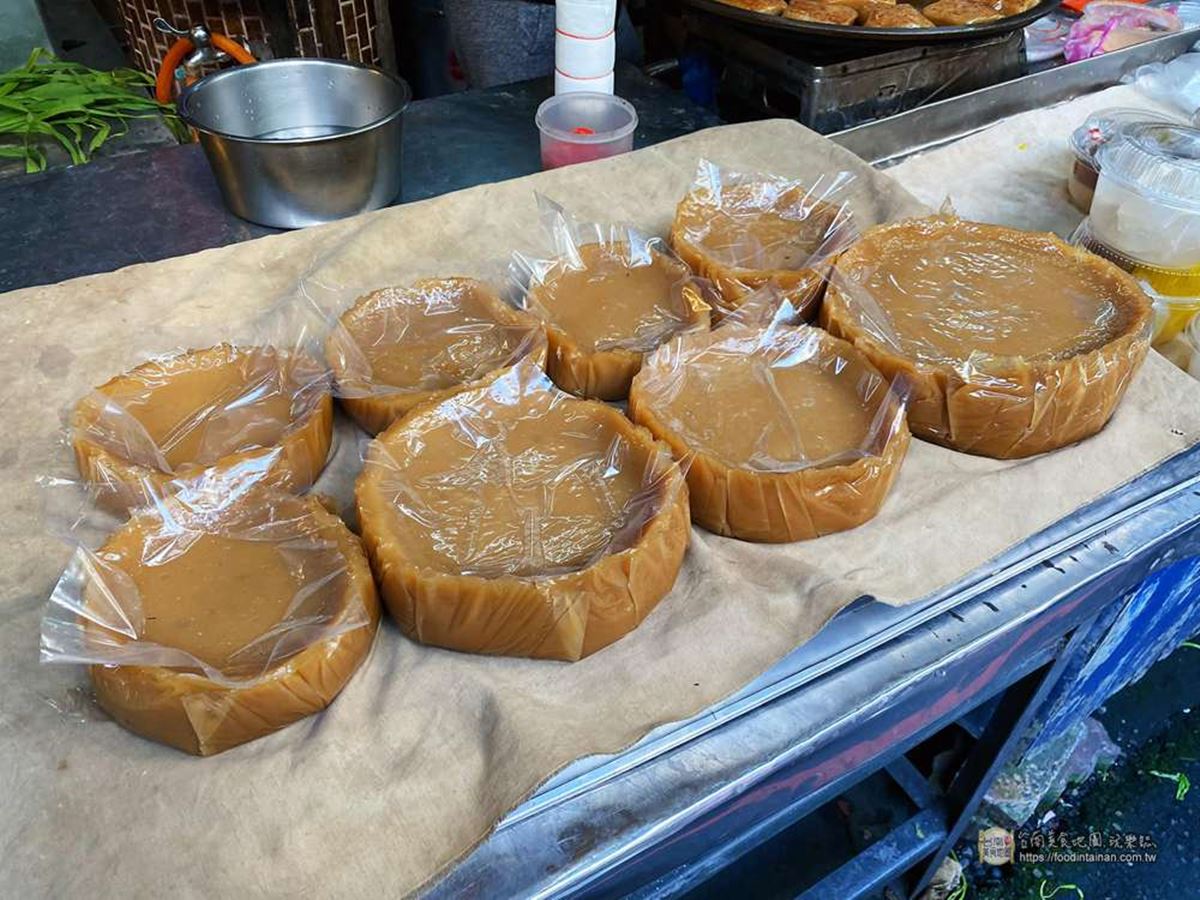 單片的煎甜粿吃不夠，也能直接買整塊回家煎喔！（圖／台南美食地圖提供）