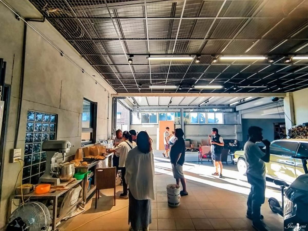 「全村的希望麵包工廠」藏身在白千層隧道中，許多老饕都慕名而來。（圖／蔣妮の冰斗人生提供）