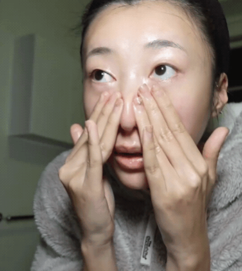 用卸妝膏按推可以去除大部分堵塞毛孔的油脂跟殘妝。(圖/翻攝自小紅書@Kat)
