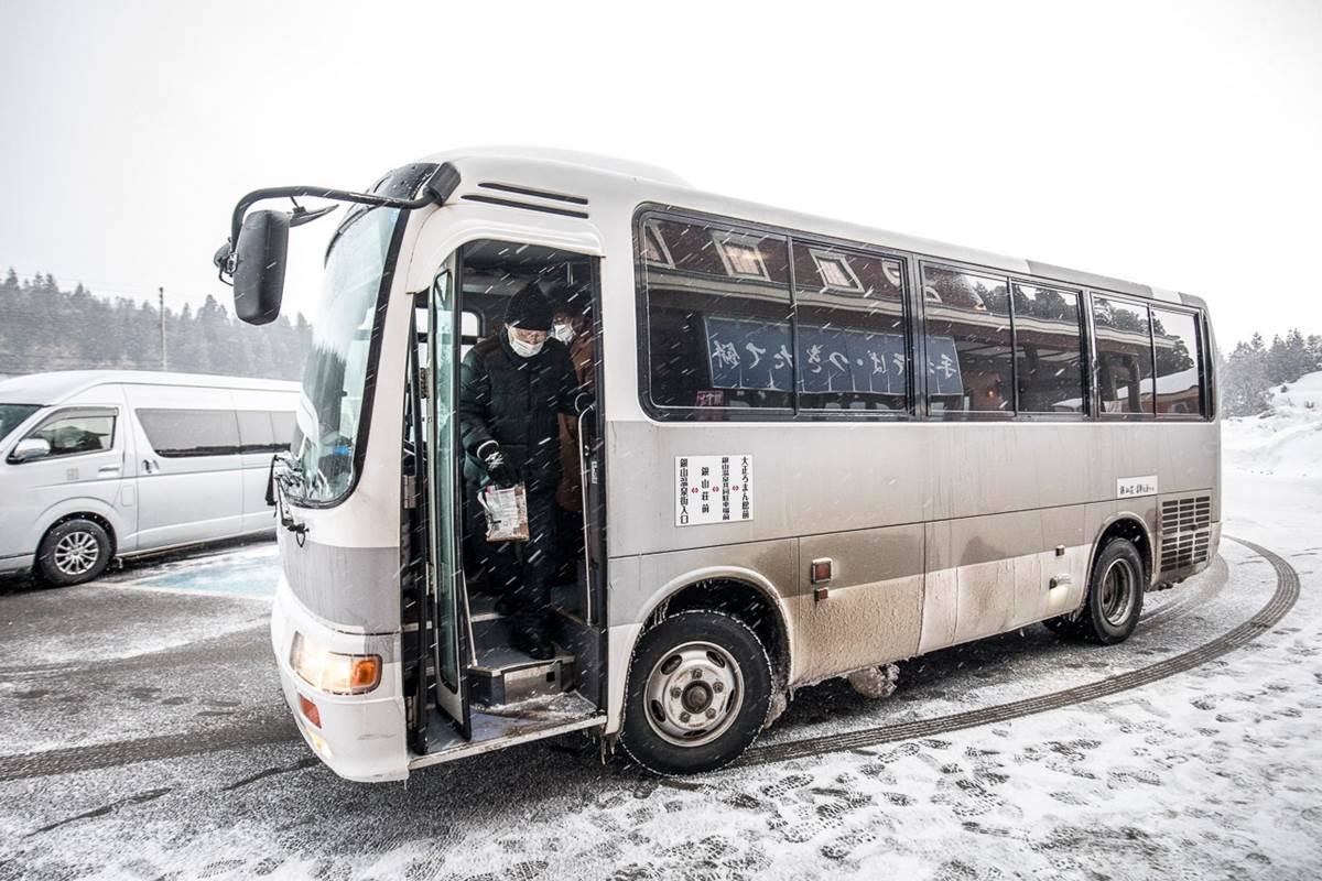 冬天時,外車是不可進入銀山溫泉內的,所以只能在外面搭接駁車進去,大概5分鐘左右的車程,就會抵達了。(圖/大手牽小手。玩樂趣提供)