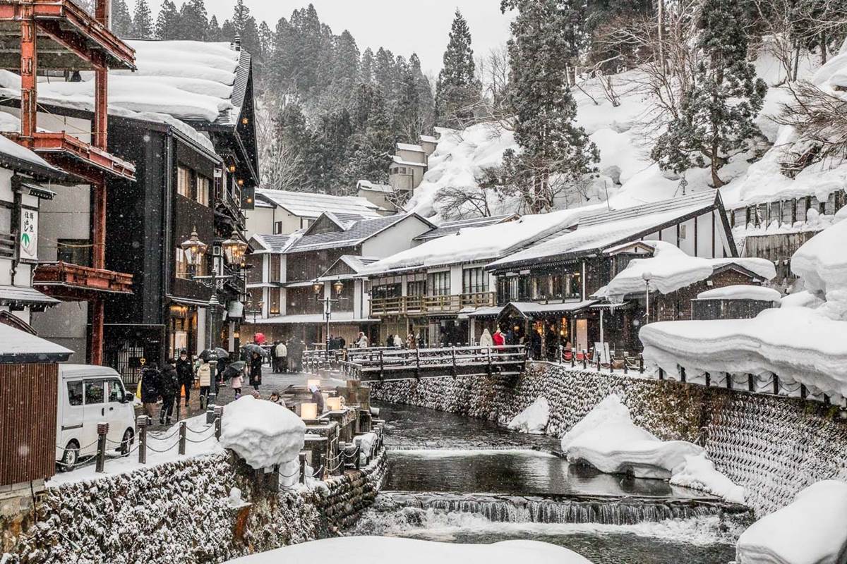 古樸懷舊的日式建築加上皚皚白雪及小溪,真的非常夢幻。(圖/大手牽小手。玩樂趣提供)