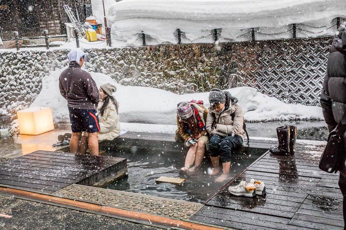 銀山溫泉也有免費的足湯可以泡,讓下雪的寒冷通通一掃而空。(圖/大手牽小手。玩樂趣提供)